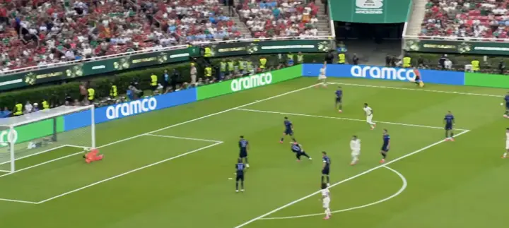 西班牙1-0乌拉圭:巴埃纳的射门导致穆斯莱拉失误,卡诺比奥被红牌罚下