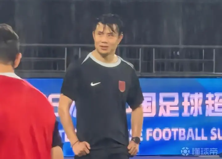 蒿俊闵加入成都教练组引发对主帅信任危机的讨论